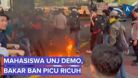 Mahasiswa UNJ Bakar Ban Saat Demo, Sempat Cekcok Saat Dicegah Polisi
