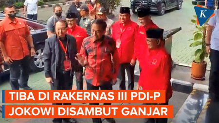 Momen Ganjar Sambut Kedatangan Jokowi Jelang Rakernas III PDI-P