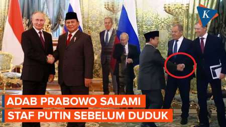 Momen Prabowo Tidak Jadi Duduk Demi Salami Barisan Staf Putin Lebih Dulu