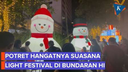 Momen Warga Nikmati Light Festival Di Bundaran HI