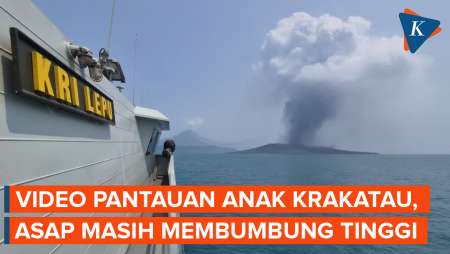 Penampakan Gunung Anak Krakatau dari KRI Lepu TNI AL, Asap Membumbung Tinggi