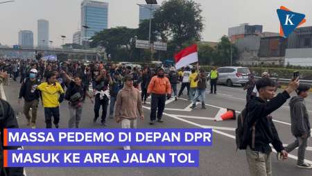 Sebagian Massa yang Demo di Depan DPR Masuk ke Jalan Tol