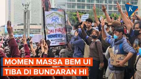 Massa Demo BEM UI Tiba Di Bundaran HI, Acungkan Tiga Jari Dan Bentangkan Spanduk Protes