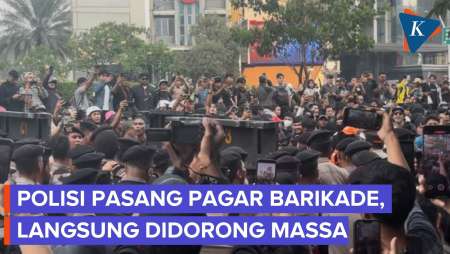 Polisi Pasang Pagar Barikade Halangi Mahasiswa ke Bundaran HI, Saling Dorong dengan Massa