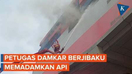 Momen Damkar Berusaha Memadamkan Api di Lantai Atas Glodok Plaza