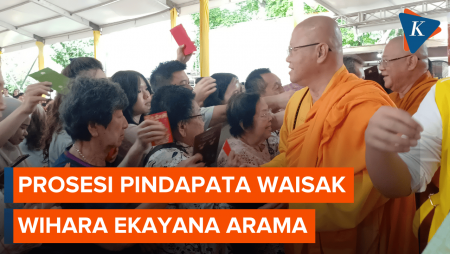 Melihat Prosesi Pindapata di Wihara Ekayana Arama Saat Waisak