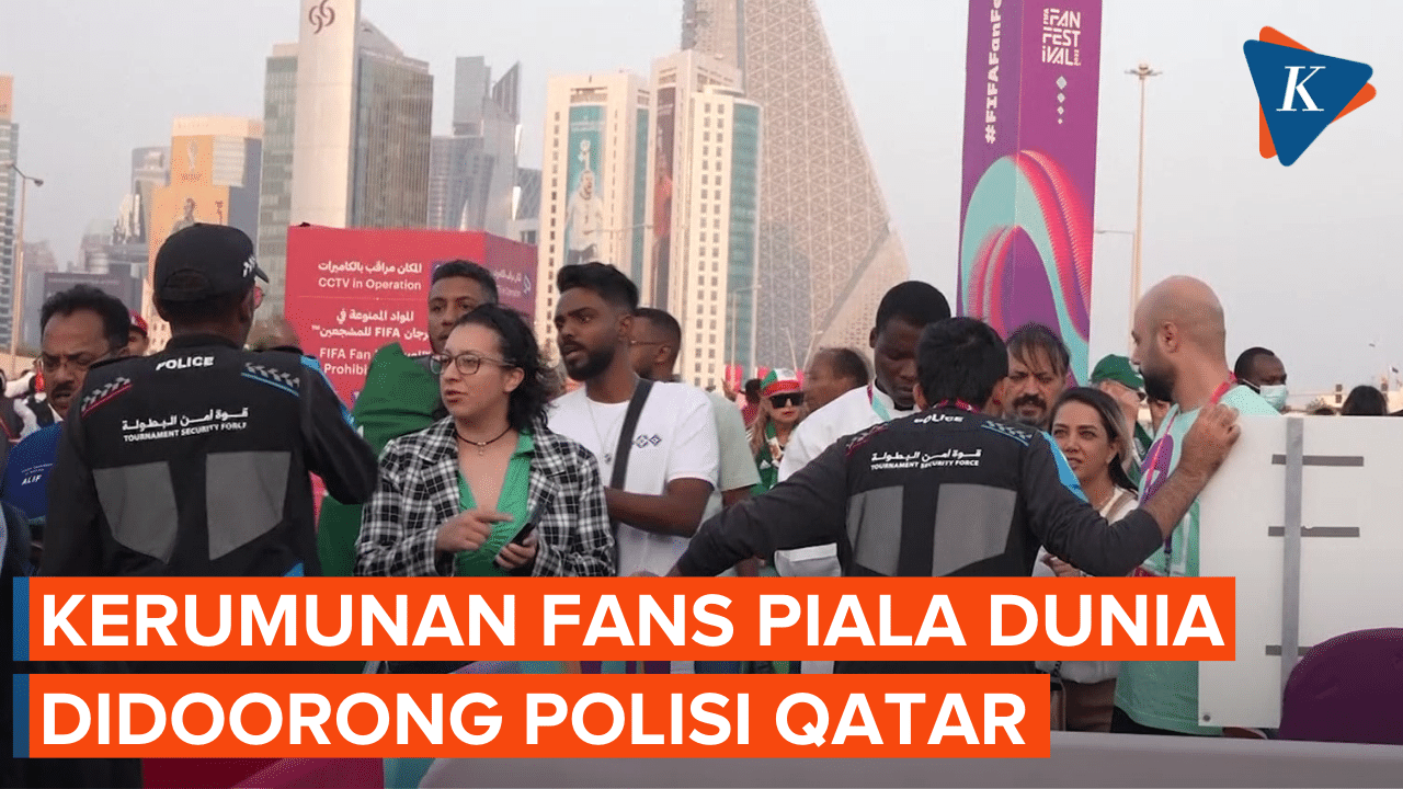 Polisi Qatar Mendorong Kembali Kerumunan Fans di Luar Zona Gelaran Piala Dunia