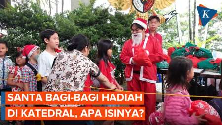 Momen Santa Claus Bagi-bagi Hadiah untuk Anak di Katedral