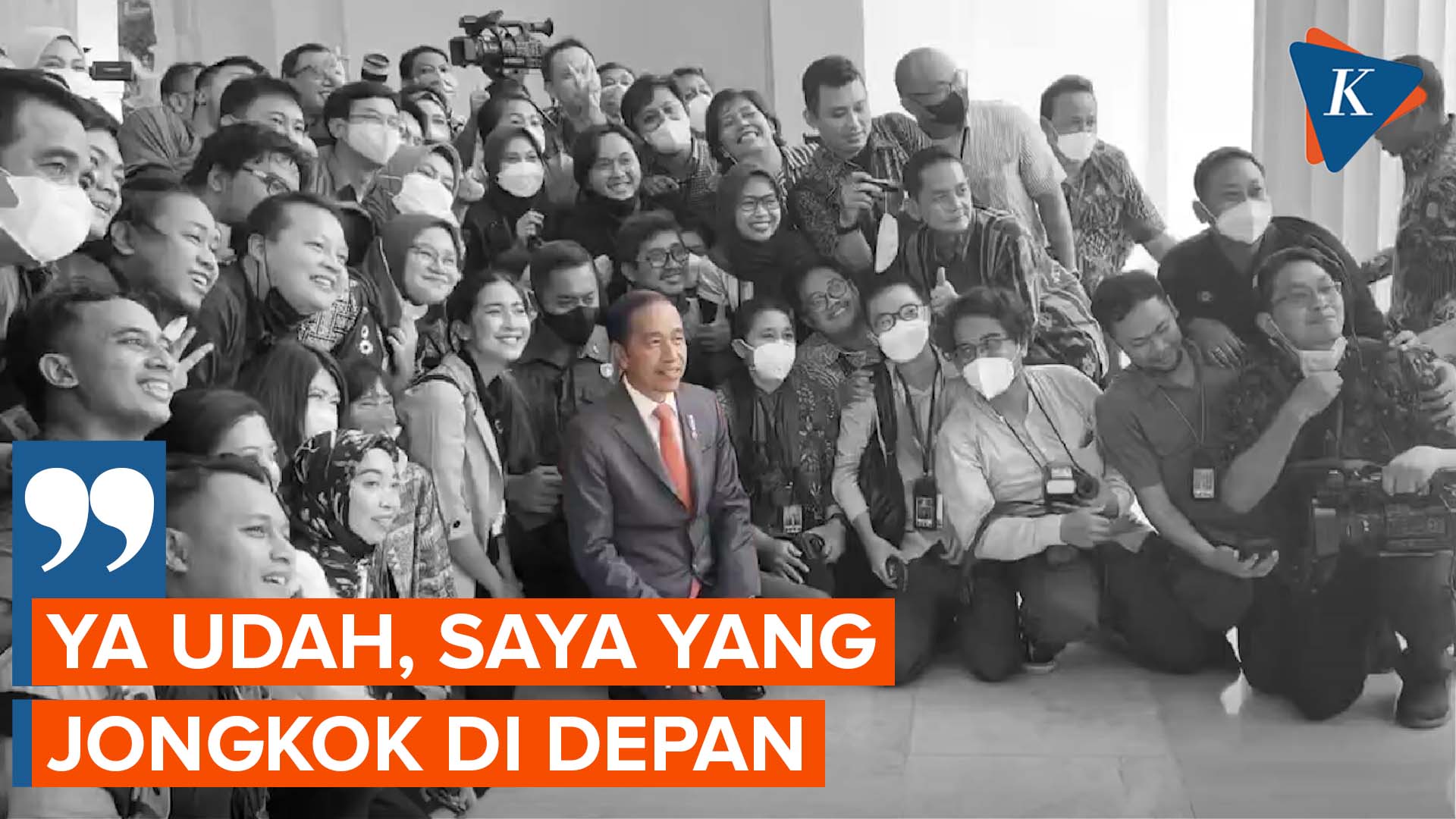 Momen Jokowi Jongkok Bareng Wartawan Saat Foto Bersama di Istana