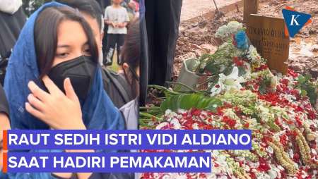 Wajah Sedih Istri Vidi Aldiano, Sheila Dara, Saat Hadiri Pemakaman