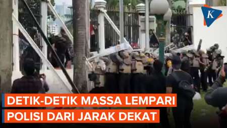 Detik-detik Peserta Aksi Lempari Polisi dari Jarak Dekat usai Jebol Gerbang DPR