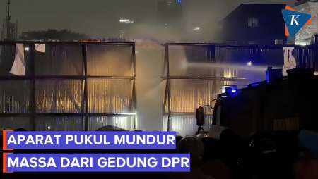 Massa Dipaksa Bubar Dari Depan Gedung DPR, Semprot Water Canon
