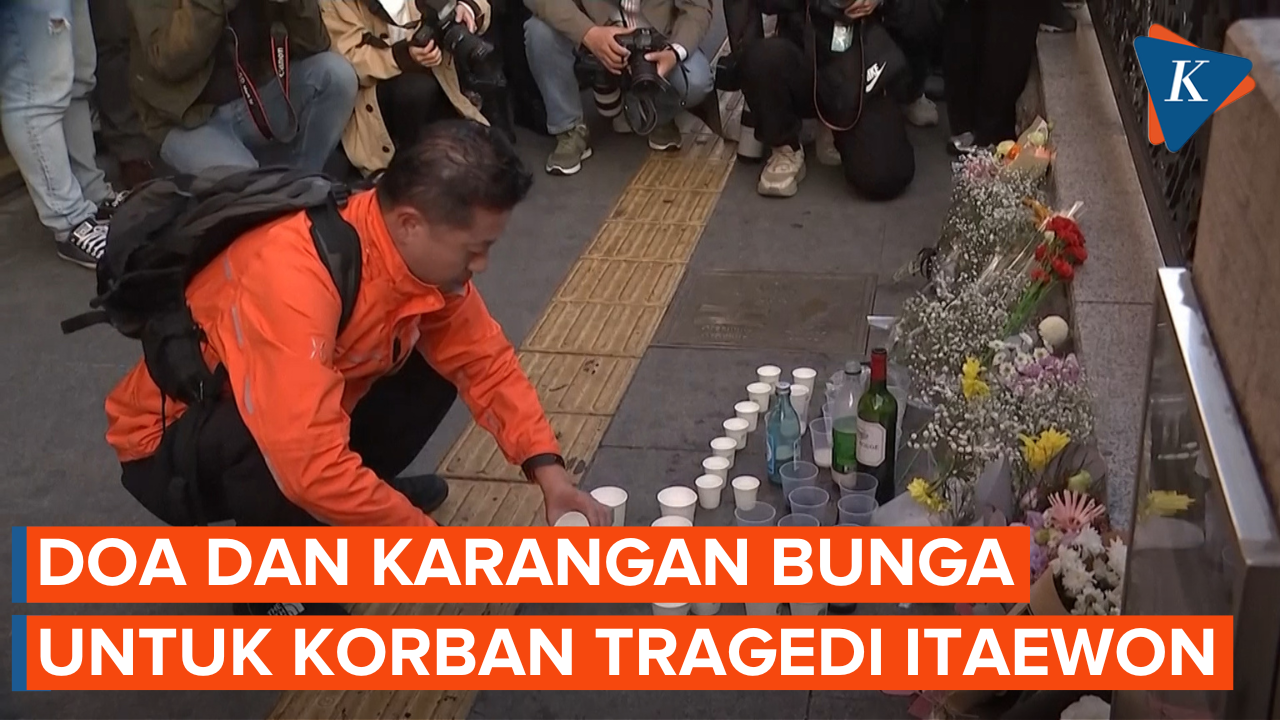 Warga Tinggalkan Karangan Bunga untuk Korban Tragedi Itaewon