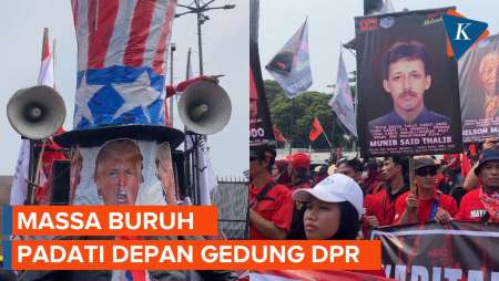 Massa Buruh Memadati Jalan Depan Gedung DPR