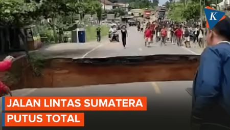 Jalan Lintas Sumatera Putus Total Akibat Amblas Diterjang Air Bah