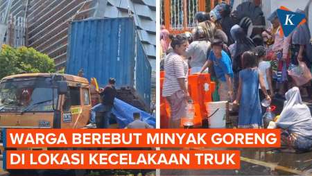 Warga Makassar Berebut Minyak Goreng di Lokasi Kecelakaan Truk