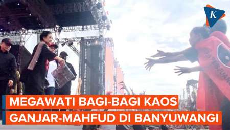 Momen Megawati Bagi-bagi Kaos Ganjar-Mahfud Saat Kampanye Akbar di Banyuwangi