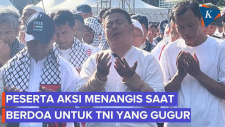 Momen Peserta Aksi Menangis Saat Berdoa Untuk TNI Yang Gugur Di Lebanon