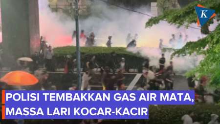 Demo di DPR, Massa Berlarian Usai Polisi Tembakkan Gas Air Mata