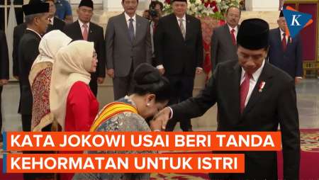 Iriana Senyum dan Cium Tangan Jokowi Saat Terima Tanda Kehormatan