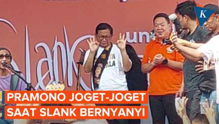 Momen Pramono Joget Pose Tiga Jari Saat Slank Bernyanyi di Rusun Marunda