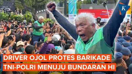 Aksi Driver Ojol Protes Barikade Aparat Yang Halangi Mahasiwa Menuju Bundaran HI