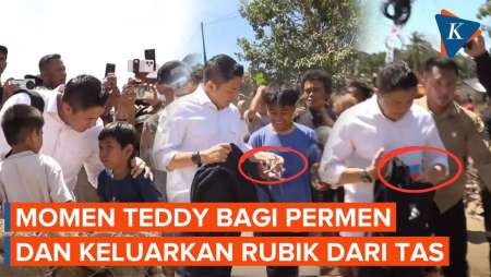 Seskab Teddy Curi Perhatian Anak-anak Saat Dampingi Prabowo Tinjau Jembatan Bailey