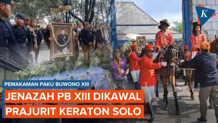 Momen Jenazah PB XIII Dikawal Prajurit Keraton Solo, Udik-udik Disebar Sepanjang Rute