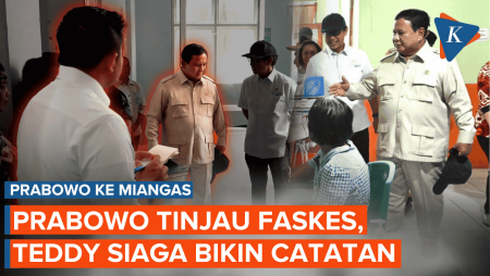 Momen Teddy Sibuk Bikin Catatan Saat Prabowo Tinjau Fasilitas Kesehatan di Ujung Utara Indonesia
