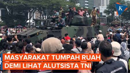 Momen Masyarakat Tumpah Ruah ke Jalan Demi Lihat Alutsista TNI di Monas