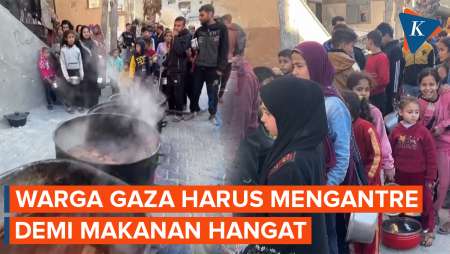 Potret Warga Palestina yang Kelaparan Mengantre Makanan Hangat