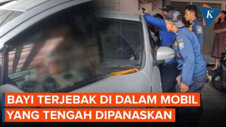 Momen Petugas Damkar Bandung Selamatkan Bayi yang Terjebak di dalam Mobil