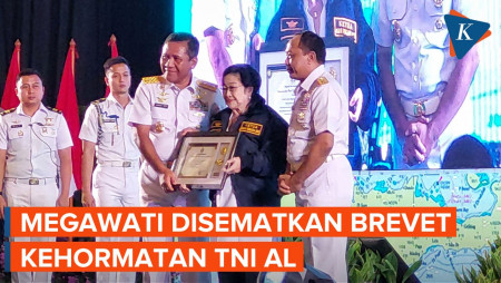 Momen Megawati Disematkan Brevet Kehormatan Hidro-Oseanografi TNI AL