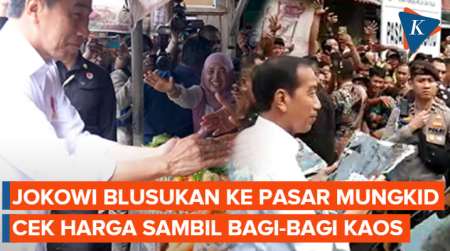 Blusukan ke Pasar Mungkid Magelang, Jokowi Cek Harga dan Bagi-bagi Kaos untuk Warga