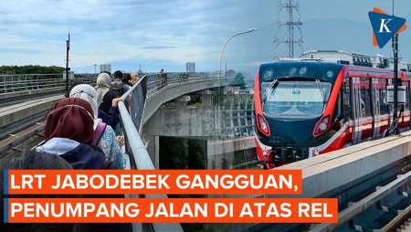Momen Penumpang  Jalan Kaki Di Atas Rel Tinggi Saat LRT Jabodebek Gangguan