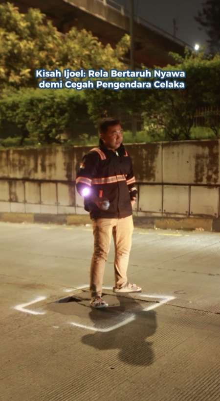 Kisah Ijoel: Rela Bertaruh Nyawa demi Cegah Pengendara Celaka