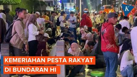 Kemeriahan Pesta Rakyat di Bundaran HI, Warga Makan Bareng di Trotoar