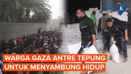 Momen Warga Gaza Antre untuk Dapat Tepung  