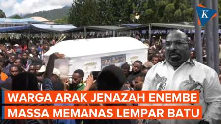 Ribuan Warga Arak Jenazah Lukas Enembe, Massa Memanas Lempar Batu