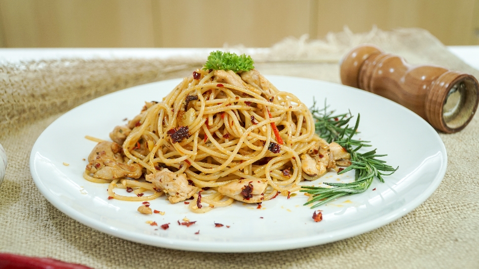 Resep Spaghetti Aglio Olio Chicken, Ide Menu Makan Malam Keluarga