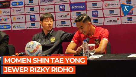 Momen Shin Tae-yong Jewer Rizky Ridho Saat Konferensi Pers Kualifikasi Piala Asia U23 2023