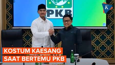 Kaesang Pakai Sarung dan Peci Saat Datangi Markas PKB