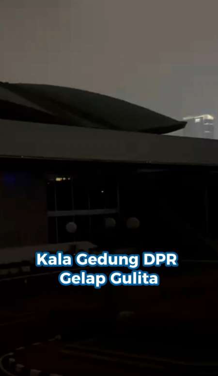 Kala Gedung DPR Gelap Gulita