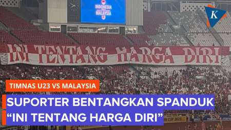 Suporter Bentangkan Spanduk 