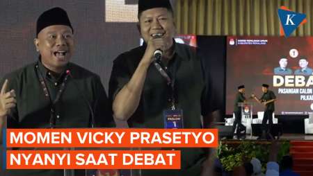 Momen Vicky Prasetyo Bernyanyi saat Debat Pilkada Pemalang 2024