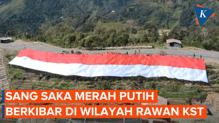 Saat Bendera Merah Putih Raksasa Dibentangkan di Wilayah Rawan KST