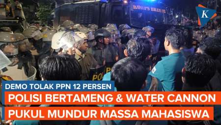 Polisi Bertameng dan Water Cannon Pukul Mundur Mahasiswa yang Demo Tolak PPN 12 Persen