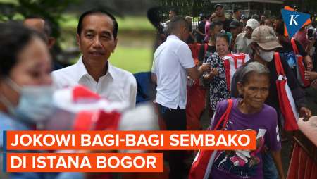 Jokowi Bagi-bagi Sembako di Depan Istana Bogor, Ojol dan Tukang Becak Ikut Antre