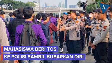 Demo Mahasiswa Di DPR Bubar, Beri “Tos” Ke Polisi Yang Berjaga