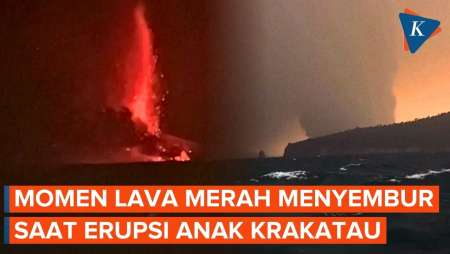 Momen Anak Krakatau Semburkan Lava Merah di Tengah Ombak Laut